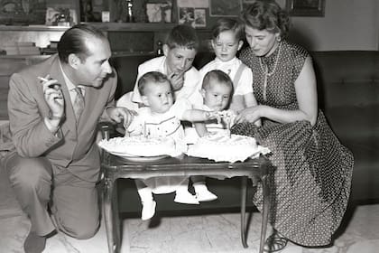 Junio de 1953. Roberto Rossellini e Ingrid Bergman junto a sus hijos Robertino, las hijas mellizas Isabella e Isotta y Renzo Rossellini (hijo del director y la diseñadora de vestuario Marcella de Marchis)