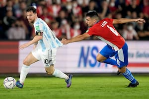 Junior Alonso toma la camiseta de Messi, acción por la que será amonestado. Argentina sumó un punto en Asunción.