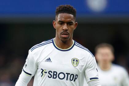 Junior Firpo, del Leeds United, disputa un balón con Raheem Sterling, del Chelsea, durante un partido de la Premier League inglesa entre ambos equipos en el estadio de Stamford Bridge, en Londres, el 4 de marzo de 2023. (AP Foto/David Cliff, archivo)