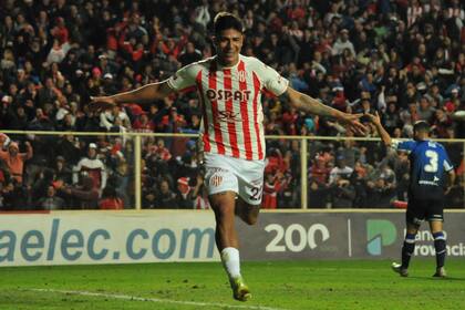 Junior Marabel, autor de un golazo a pura potencia para Unión ante Vélez