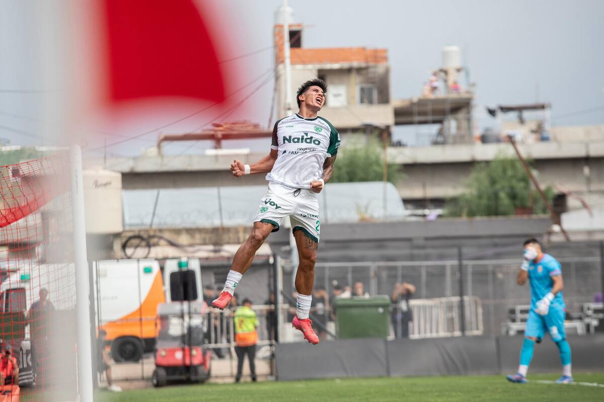 Junior Marabel festeja el primer gol de Sarmiento, que le ganó a Barracas