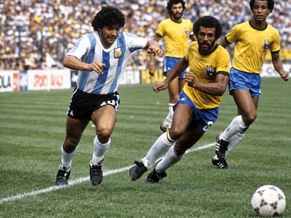 Júnior marca a Maradona en el Mundial de España 82: Brasil ganó 3-1 y Diego terminó expulsado
