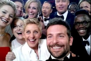 La exitosa carrera que construyó el “hombre misterioso” de la famosa foto de los Oscar