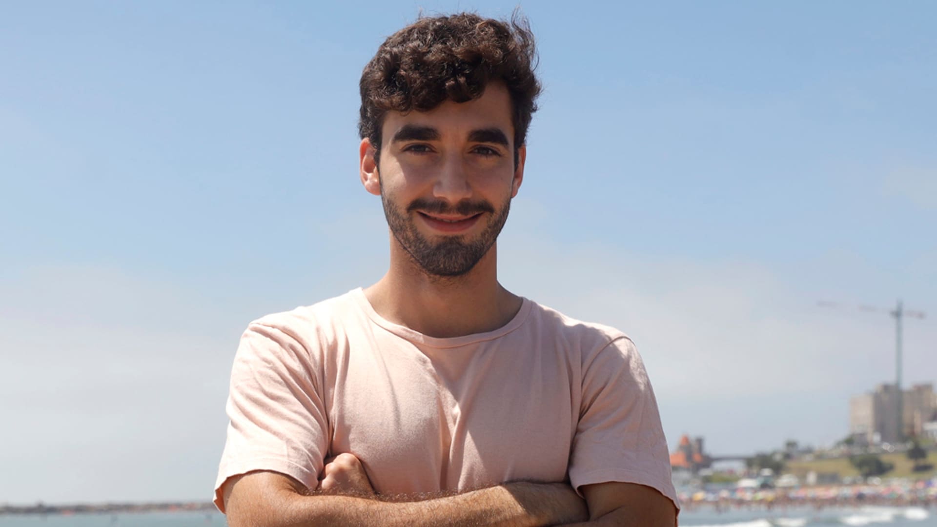Junior Pisanú lleva construida una carrera con trabajos muy bien escogidos que lo alejan de un camino previsible