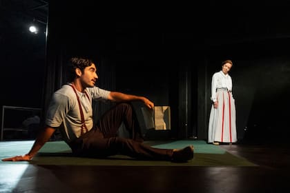 Junior Pisanú y María Marchi, en una escena de la obra que dirige Leandra Rodríguez