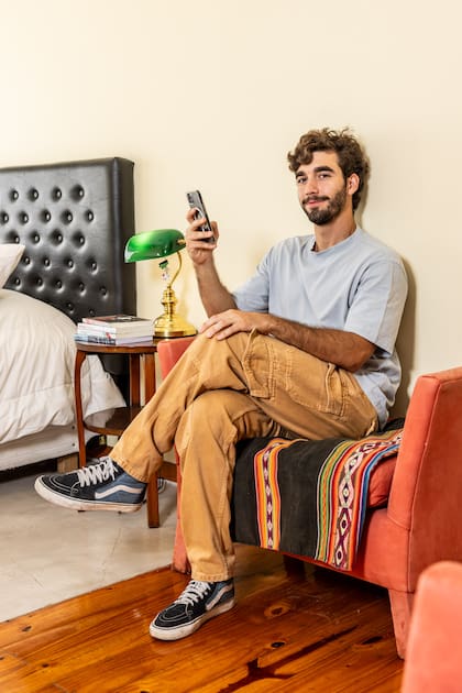 Junior posa en su cuarto y cuenta que la lámpara verde que se ve en su mesa de luz pertenecía a su madre, Daniela Cardone, hasta que la "obligó" a regalársela. "Me encanta, la veía en el escritorio de mi mamá desde que yo tenía tres años", recuerda.