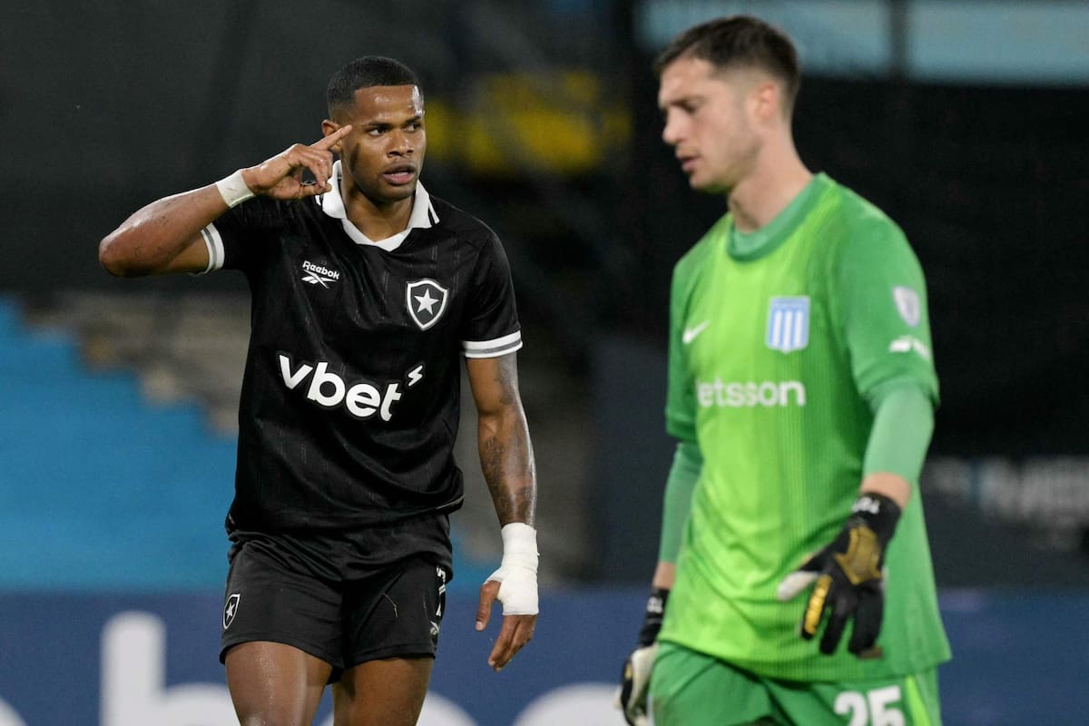 Júnior Santos celebra su gol, el segundo de Botafogo, en el vacío Cilindro de Avellaneda; el arquero Facundo Cambeses lo sufre, al igual que Racing, ahora tercero en su zona de la Copa Sudamericana.