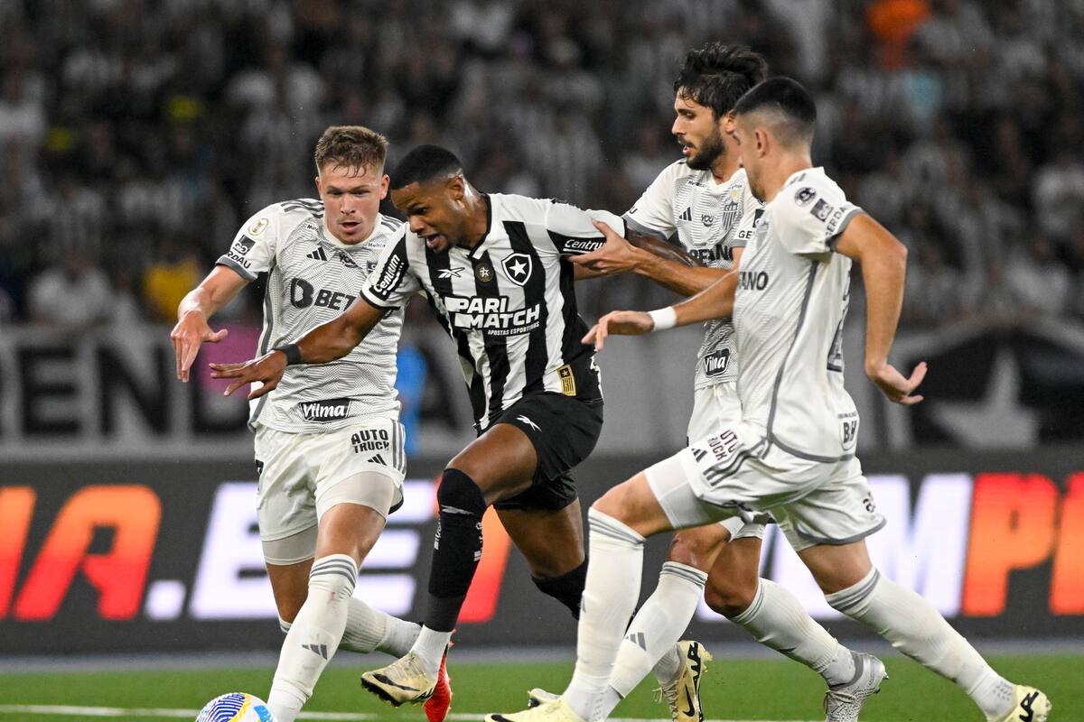 Junior Santos, de Botafogo, intenta pasar con la pelota ante la marca de tres jugadores de Mineiro; se verán las caras el sábado a las 17 en el Monumental, por la final de la Copa Libertadores