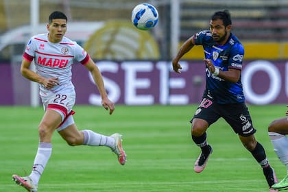 Junior Sornoza, autor de la asistencia para el gol de Shunke, presiona la salida de Matías Pérez