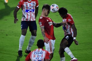Agónico. River empató con Junior en medio de graves protestas en Barranquilla