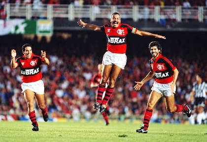 Júnior, ya canoso y como volante central, durante su segunda etapa en Flamengo