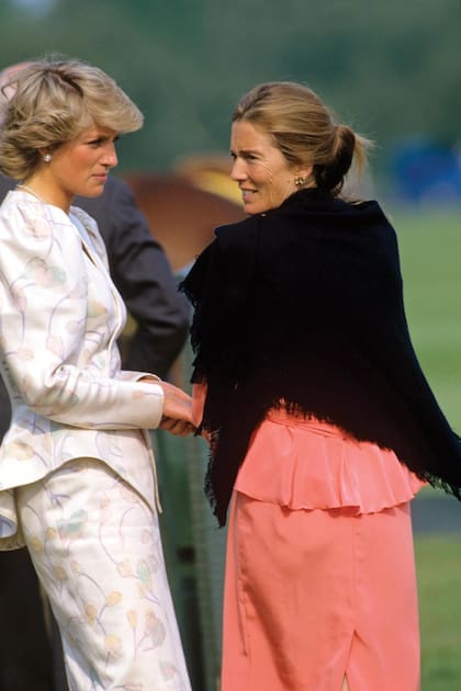 Junta a Diana, en un
torneo de polo en Windsor,
en 1987.