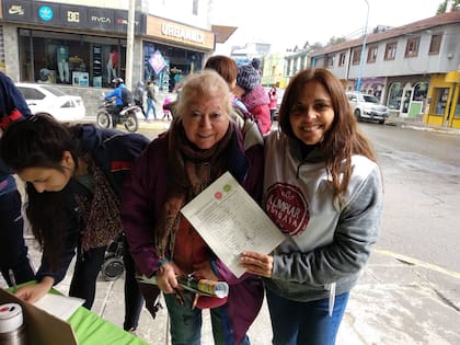 Juntando firmas para impulsar proyectos de ley.