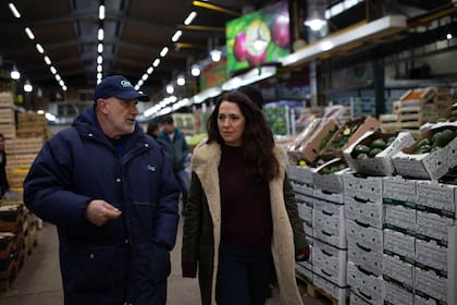 Junto a Adrián Schirosa, dueño de Productos Gra, el puesto que le provee de frutas y verduras desde hace 20 años.