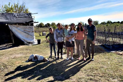 Junto a algunos de los 14 hermanos. Su padre realiza trabajos de carpintería artesanal como sillas y bancos
