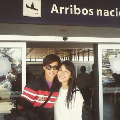 Junto a Andrea, su novia, el día del regreso.