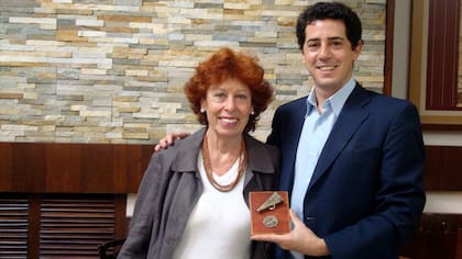 Junto a Beatriz Biain de Touzet, recibiendo un reconocimiento de la Asociación Argentina de Tartamudez. "Con ella practicaba un montón. Me dio mucha más confianza", dice.