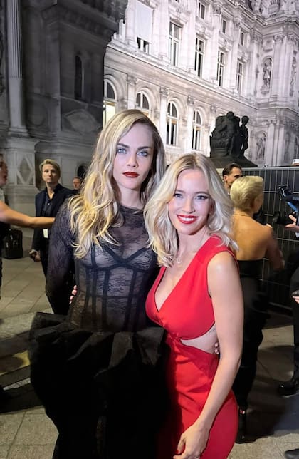 Junto a Cara Delevingne