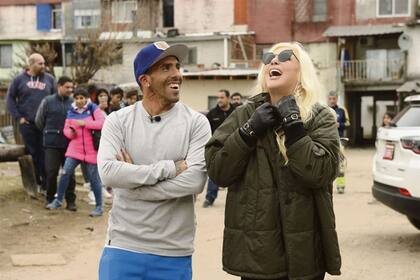 Junto a Carlos Tevez durante su entrevista con recorrida incluida por Fuerte Apache, el barrio donde nació el crack de fútbol