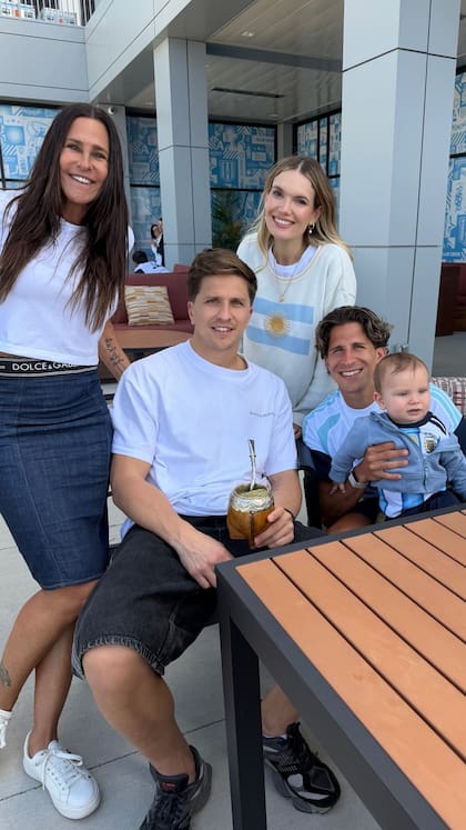 Junto a Carolina Baldini, Bargiela, Faustino y Gianluca visitaron al futbolista en la concentración argentina en Kansas