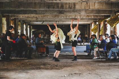 junto a Catalina y otras amigas, crearon `PULSO´, una performance de movimiento en espacios abiertos.