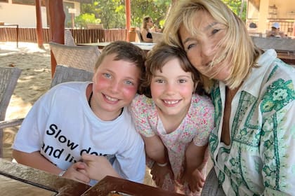 Junto a Ciro y Sol, dos de sus cinco nietos. Todos viven en Bariloche, donde ella tiene una casa y viaja con frecuencia para pasar tiempo con la familia.