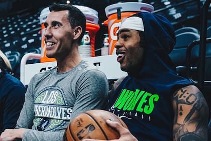 Junto a D'Angelo Russell cuando el base, hoy de Brooklyn Nets, estaba en Minnesota; la franquicia de Minneapolis hace el "aguante a la distancia" con posteos al director técnico de la selección argentina.