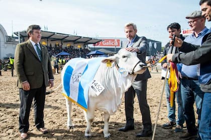 Junto a Daniel Pelegrina (SRA), el ministro Frigerio recorrió la muestra y pasó por la pista central