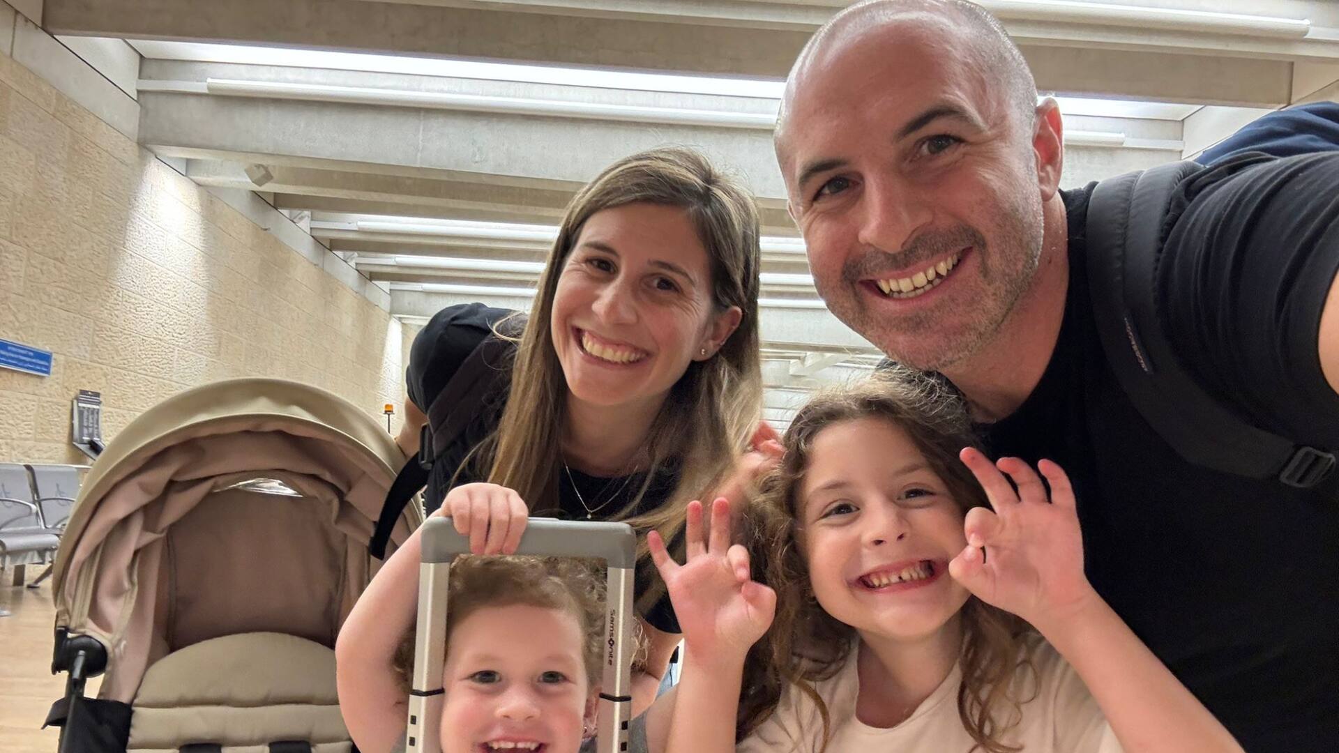 Junto a Daniela (también argentina) y sus dos hijas.