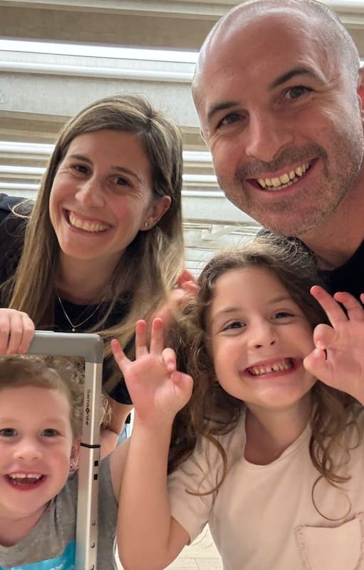 Junto a Daniela (también argentina) y sus dos hijas.