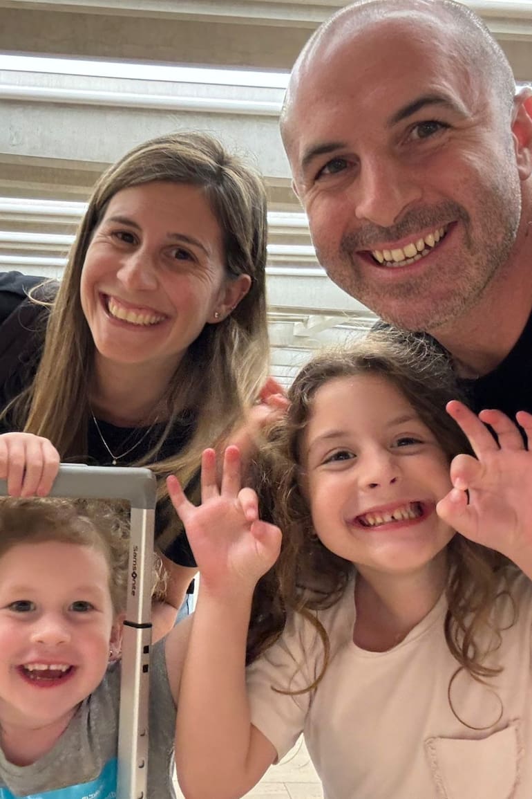 Junto a Daniela (también argentina) y sus dos hijas.
