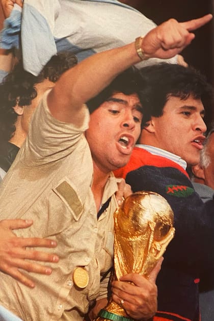 Junto a Diego, en el balcón de la Casa Rosada, a la vuelta de México '86; "Cuando vos estabas empezando a entender la jugada, el tipo la estaba terminando", cuenta, para describirlo