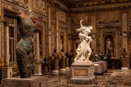 Junto a "El Rapto de Proserpina", de Bernini, irrumpe una típica estatua de bronce sin cabeza de Hirst, recuperada en teoría del fondo del mar y recubierta de anémonas, algas y corales petrificados