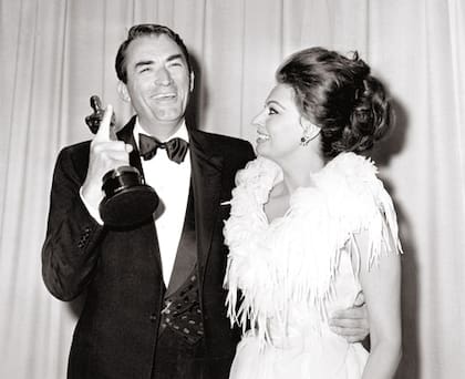 Sophia Loren junto a Gregory Peck, cuando él ganó su primera estatuilla, en 1963, luego de haber sido nominado cinco veces al Oscar