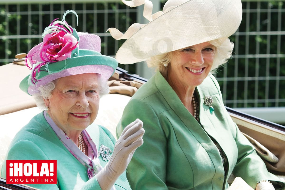 Junto a Isabel II en una carroza con la que asistieron al segundo día de Royal Ascot, las tradicionales carreras de caballos de Inglaterra, en junio de 2013. Días atrás, Su Majestad expresó su voluntad de que Camilla “sea conocida como reina consorte” cuando llegue el momento, “mientras continúa con su leal
servicio a la Corona”. Y ella aseguró sentirse honrada y conmovida.