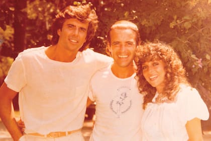 Junto a Jorge Martínez y Verónica Castro durante las grabaciones de la novela "El rostro del amor" estrenada en 1982. “A ella le corté el pelo corto y le hice la permanente, un peinado que usa hasta el día de hoy”, dice Colombo, orgulloso.