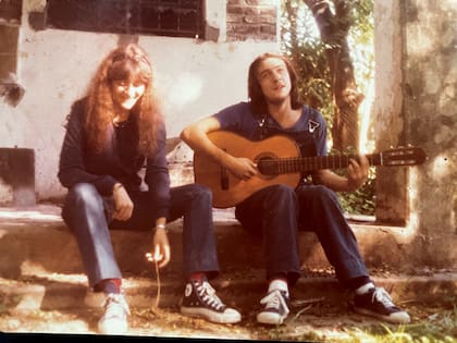 Junto a Juan Carlos Baglietto, que fue su pareja en los comienzos de la Trova Rosarina, en 1981.