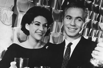 Junto a Julia von Grolman, en una escena del film Hotel alojamiento (1966)