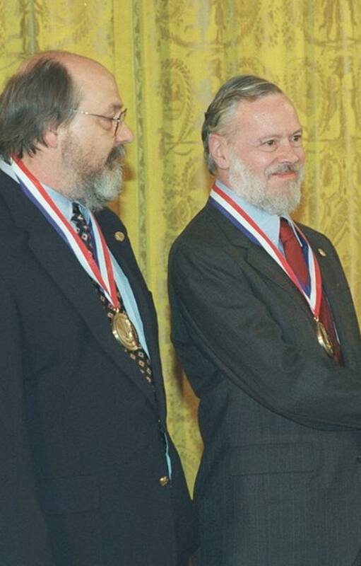 Junto a Ken Thompson, Dennis Ritchie el saludo de Bill Clinton en la entrega de la Medalla Nacional de Tecnología de los Estados Unidos