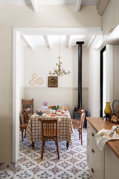 Junto a la cocina crearon este comedor diario, y reemplazaron la ventana por una puerta-balcón.