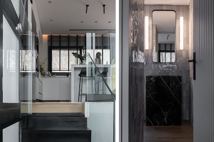 Junto a la cocina lograron ubicar un toilette, cuyas paredes tienen revestimiento de Fez ‘Grey Gloss’ (SBG).