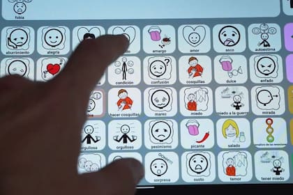 Junto a la empresa Neufitech, científicos del Conicet desarrollaron un sistema basado en un detector de movimiento ocular y en teclados virtuales con pictogramas, que utiliza inteligencia artificial para facilitar la comunicación de personas con dificultades en el habla y la movilidad. Ahora están trabajando en mejoras para ampliar las posibilidades de expresión de los usuarios