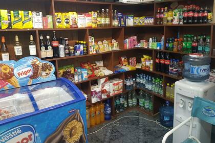 Junto a la harina de trigo y a centímetros del fernet, los paquetes amarillos de harina pan se camuflan con normalidad en un kiosko de Caballito