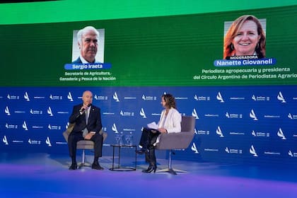 Junto a la moderadora Nanette Giovaneli, iraeta aseguró que el campo “está recuperando competitividad” y que la meta de eliminar impuestos sigue en pie