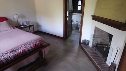 Junto a la puerta que da al baño donde encontraron el cuerpo de María Marta, hay una chimenea. El atizador es el mismo con el que especularon, en su momento, María Marta habría intentado defenderse de sus agresores.
