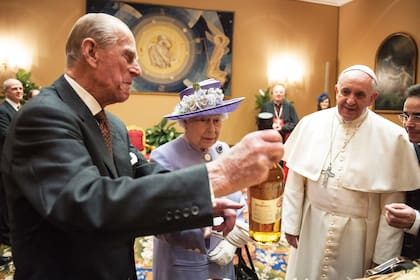 Junto a la reina Isabel II de Inglaterra y el Príncipe Felipe