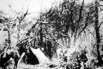 Junto a la tienda de campaña se ve uno de los blancos que pertenecieron a la caballada de Villegas