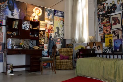 Junto a la ventana, debajo del cartel que reza "Avenida Juramento" se encuentra el póster