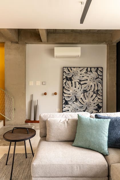 Junto a la ventana que da a la calle, al lado del ingreso, está el pequeño living en L.