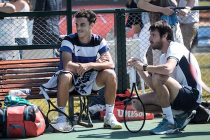 Junto a Leonardo Mayer, asistente del capitán Guillermo Coria, en una pausa en un entrenamiento.
